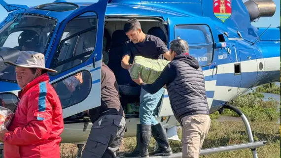 torres-entregando-material-con-el-helicoptero-provincial-2217578 (1)