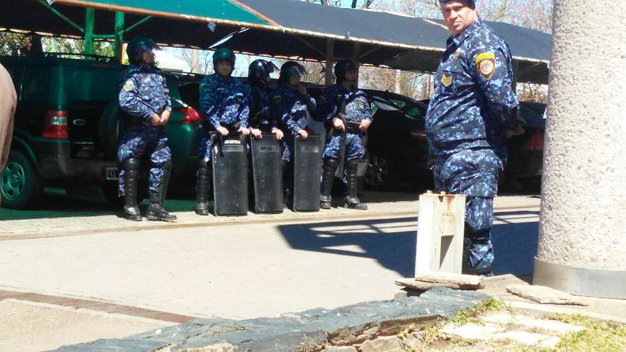 POLICIA CUIDANDO LA SALIDA DE TRIBUNALES