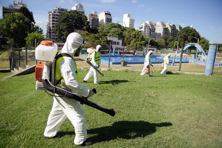 20220710-Dengue-Fumigacion-en-plazas-Eitan-Abramovich-AFP-767x511