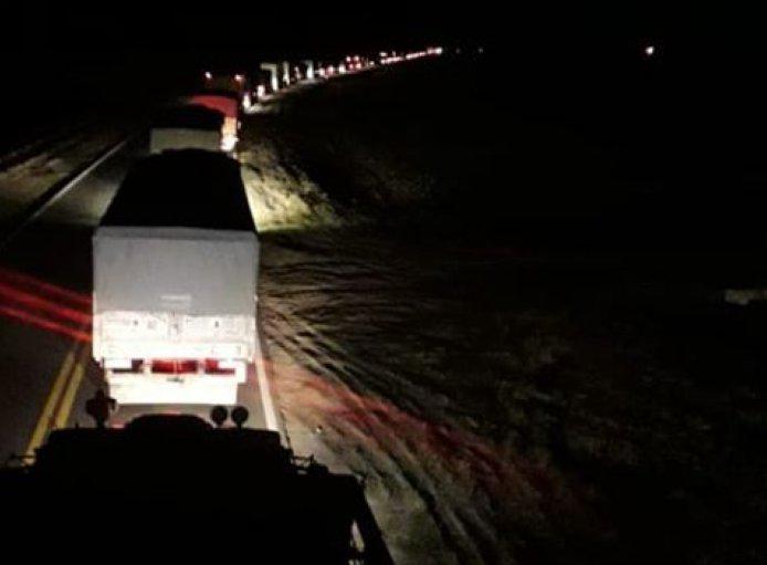 13416-camiones-parados