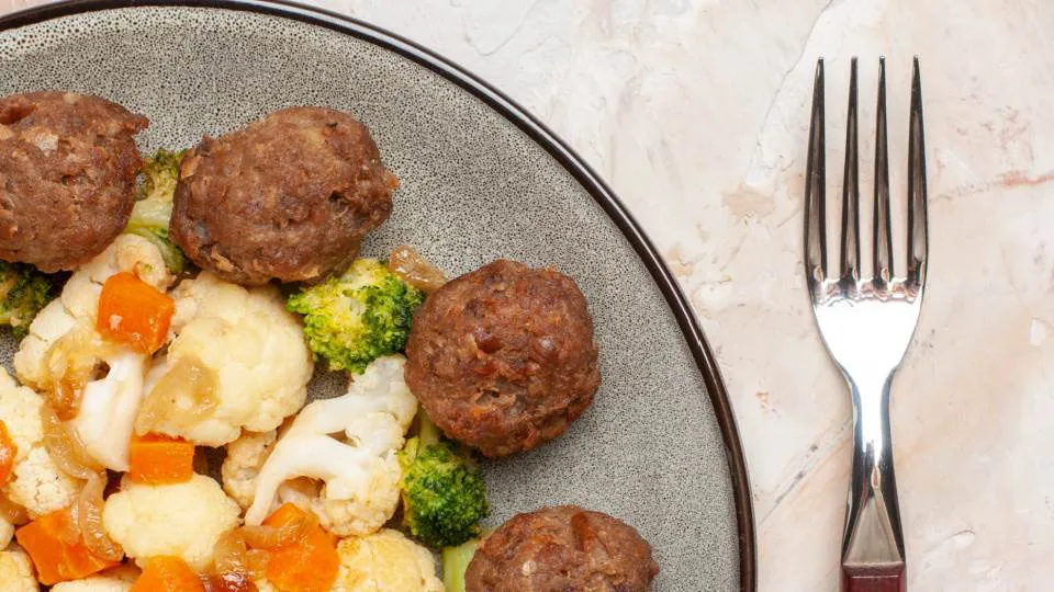 2024-11-18-22.45.41.838_NoticiaFoto_topviewbroccolicauliflowersaladmeatballplateforknudeisolatedbackground_1