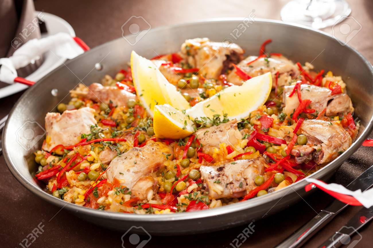 30280144-paella-de-conejo-en-una-cacerola