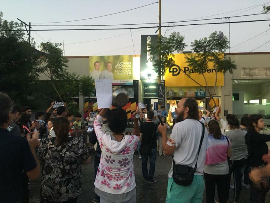 Cacerolazo frente a la sede local del PRO