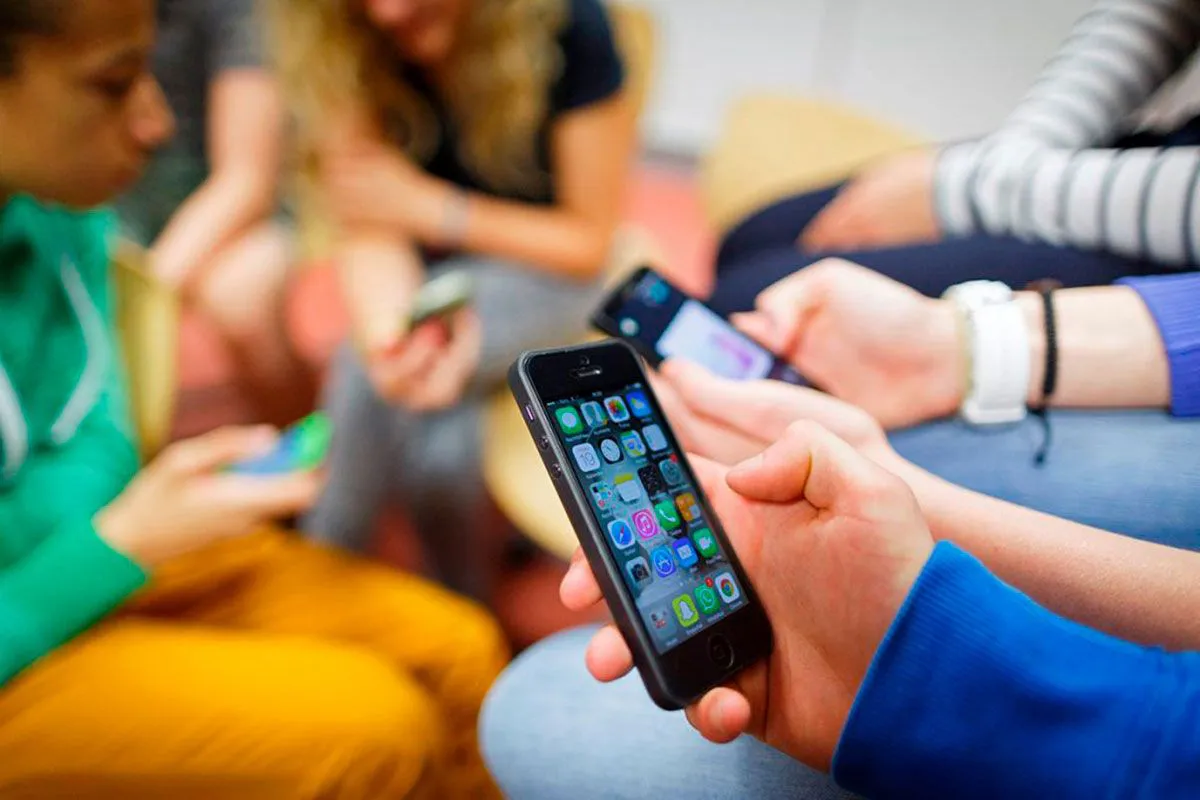 celulares-jovenes-foto-telam-1-1