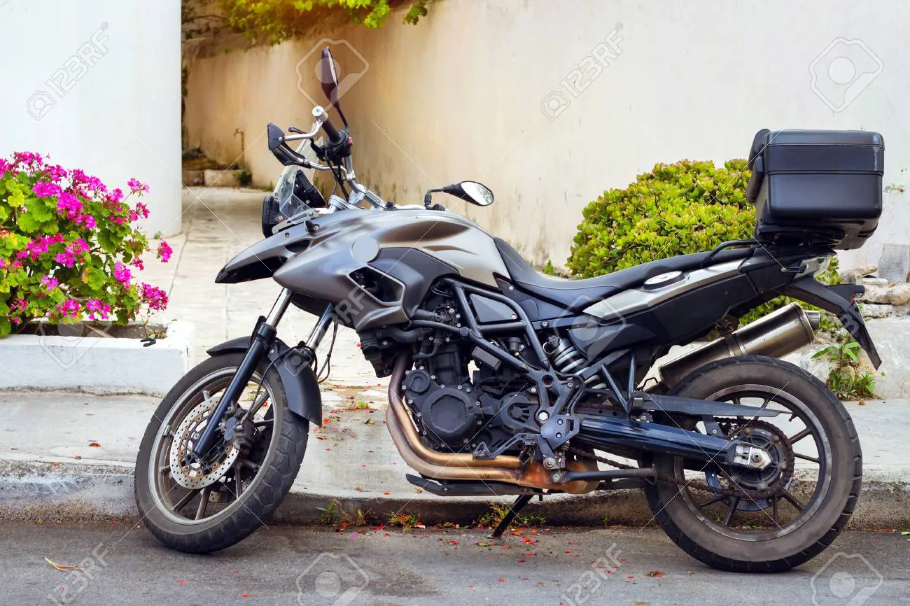 92208753-moto-deportiva-estacionada-en-la-estrecha-calle-turística-ciudad-de-vacaciones-rethymno-en-grecia