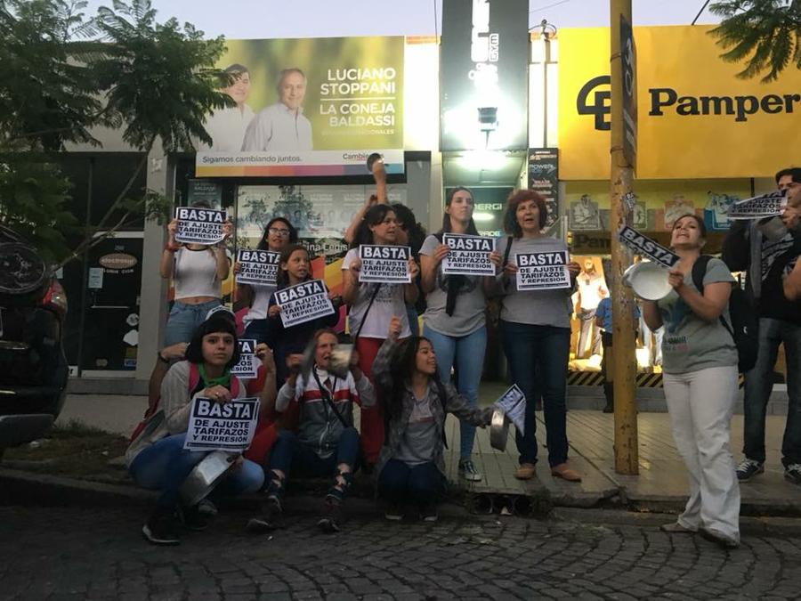 Cacerolazo frente a la sede local del PRO