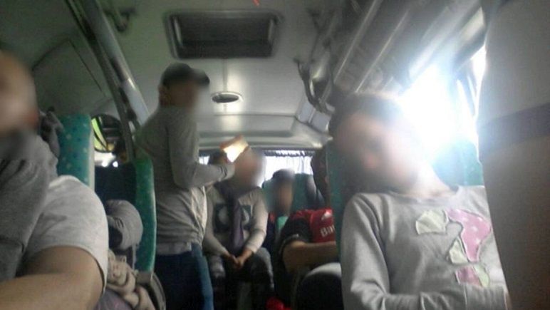 pasajeros_parados_chica.jpg_501420591