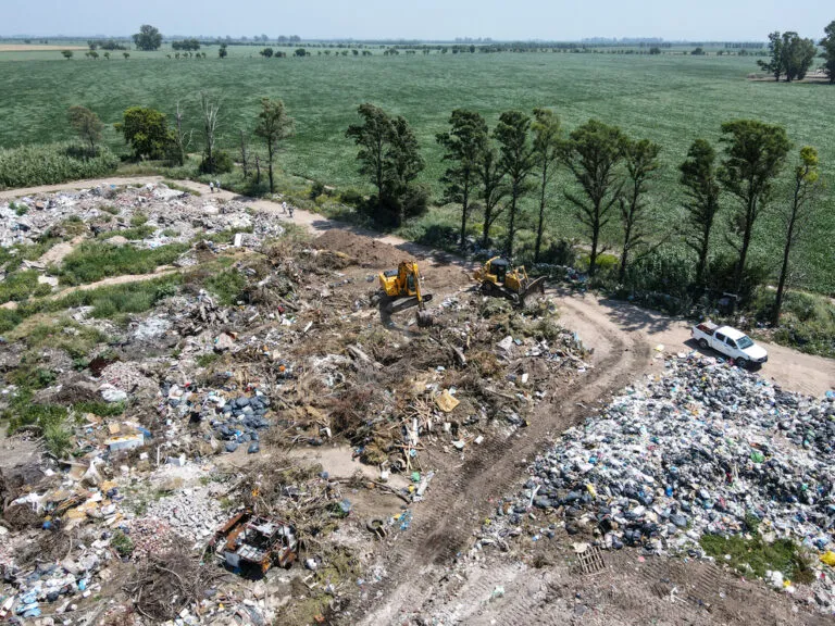 Ambiente-anuncio-el-cierre-definitivo-de-basurales-a-cielo-abierto-en-Altos-de-Chipion-y-La-Paquita-5-768x576