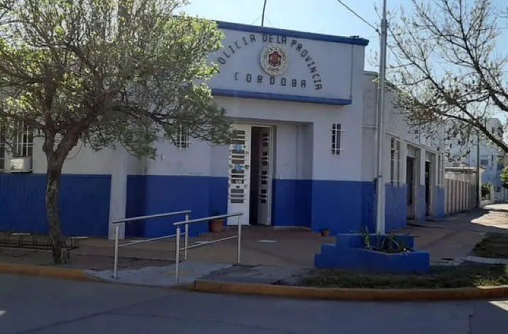 25708-comisaria-portena1-716x470