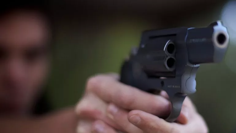 Tancos.-Inspector-de-pistola-apuntando-a-la-policía-durante-la-quotmisiónquot-en-los-suburbios-de-Lisboa